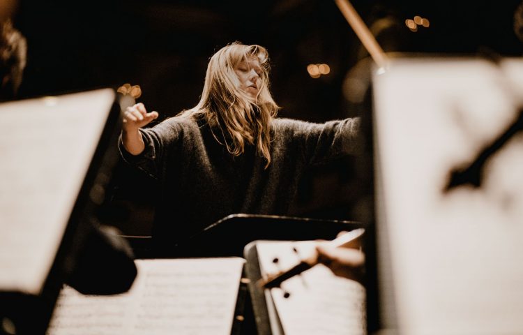 Barbara Hannigan singing and conducting LUDWIG. Photo: Marco Borggreve